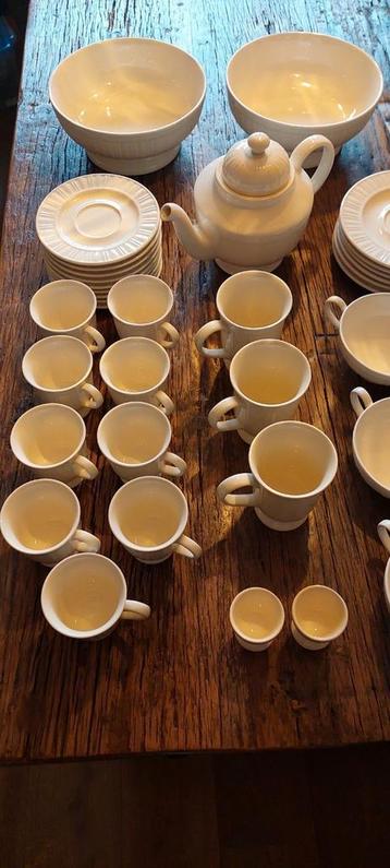 Servies creme / wit beschikbaar voor biedingen