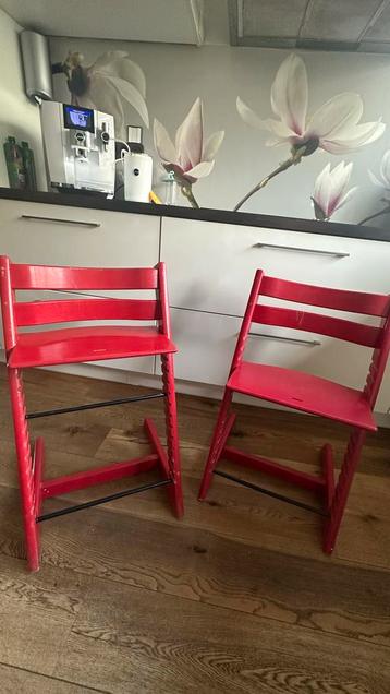 Twee rode Stokke Trip Trap stoelen beschikbaar voor biedingen