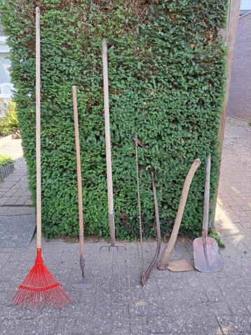Diverse tuingereedschappen. beschikbaar voor biedingen