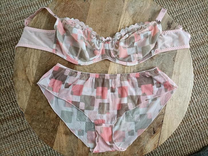 Prachtig lingerie setje van Freya BH: 80D Slipje: Large, Kleding | Dames, Ondergoed en Lingerie, Setje, Roze, Ophalen of Verzenden