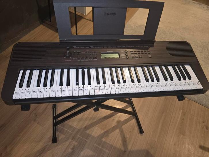 Yamaha PSR E360 Keyboard Dark Walnut met standaard., Muziek en Instrumenten, Keyboards, Zo goed als nieuw, 61 toetsen, Yamaha