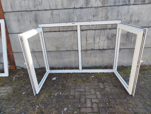 Kunststof kozijn met 2 openslaande ramen, Doe-het-zelf en Verbouw, Kozijnen en Schuifpuien, Gebruikt, Raamkozijn, Kunststof, 75 tot 150 cm