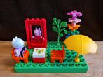 Duplo Peppa pig / Suzy in tuin op de schommel + bouwplaat, Ophalen of Verzenden, Zo goed als nieuw, Duplo