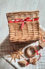 Vintage Kerst 35 handgemaakte stro hangers in rotan box, Antiek en Kunst, Ophalen of Verzenden