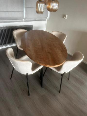Prachtige ovalen eettafel met 4 stoelen beschikbaar voor biedingen
