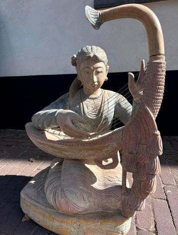 Houten kunstbeeld ‘Vrouw met harp’ Oosterse stijl beschikbaar voor biedingen