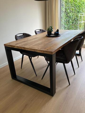 Eettafel van mangohout beschikbaar voor biedingen