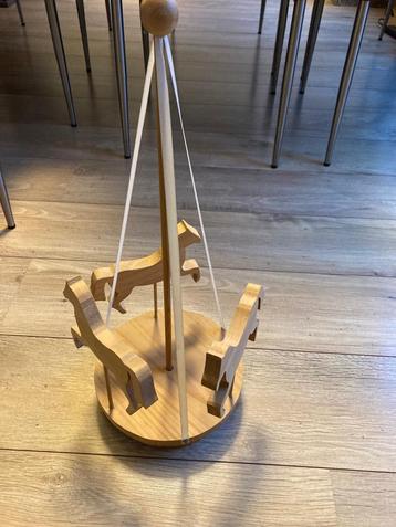Carrousel met 3 paardjes beschikbaar voor biedingen