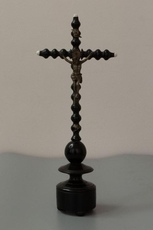 (nr.48) Mooi klein jezuskruis op houten voet, Antiek en Kunst, Antiek | Religie, Ophalen