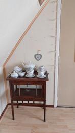 Een antiek thee tafeltje met servies en een antiek dienblad, Huis en Inrichting, 25 tot 50 cm, Rechthoekig, Ophalen of Verzenden