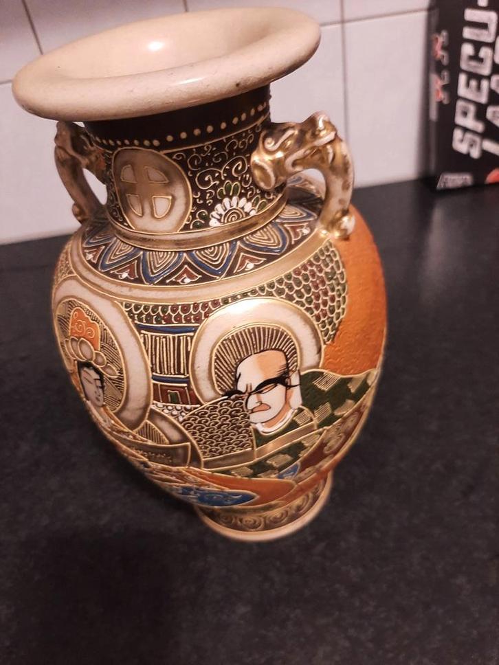 Antieke Japanse vaas met handgeschilderde figuren, Antiek en Kunst, Antiek | Vazen, Ophalen of Verzenden