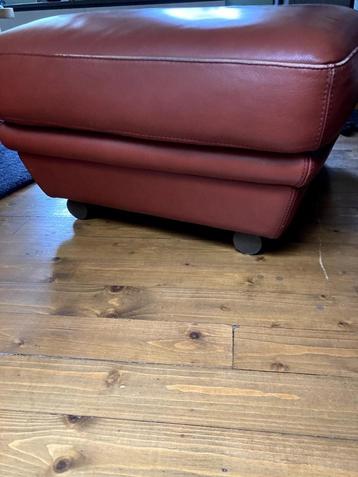 Poef lederen beschikbaar voor biedingen