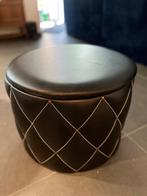 Prachtige lederen poef / voetenbank / dekenkist, Minder dan 50 cm, Modern, retro, brocante, Rond, Ophalen of Verzenden