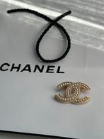 Chanel Broche - Goud met Parels - Zeer Goede Staat, 4 tot 7 cm, Ophalen of Verzenden, Zo goed als nieuw, Met parel