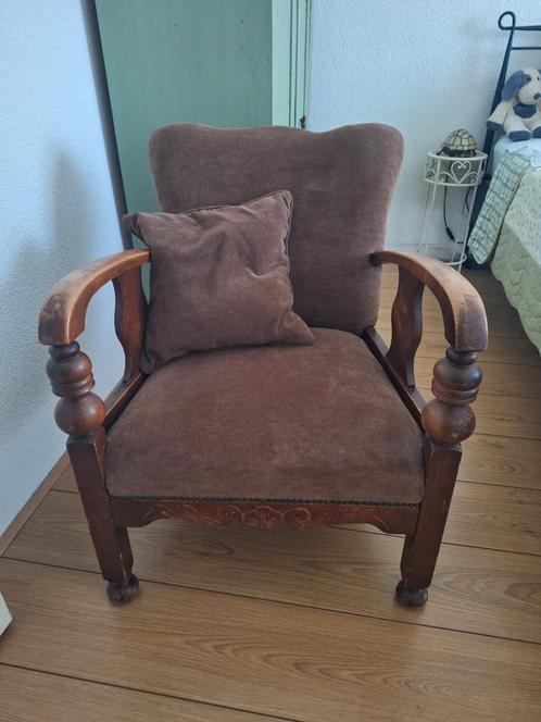 Vintage jaren '50/'60 fauteuiltje met bruine bekleding, Antiek en Kunst, Antiek | Meubels | Stoelen en Banken, Ophalen