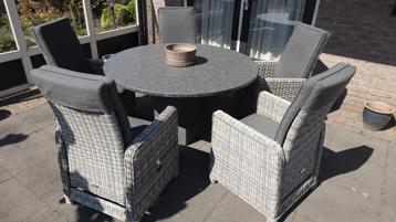 Graniet tuintafel + 5 verstelbare stoelen beschikbaar voor biedingen