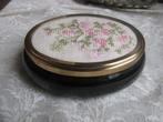 Dekseldoosje / Kaptafel Doosje met Geborduurde Bloemen 8.5x6, Antiek en Kunst, Curiosa en Brocante, Verzenden