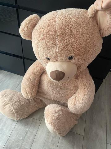 Grote Knuffelbeer beschikbaar voor biedingen