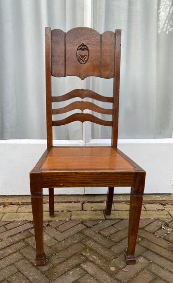 Elegante houten stoel beschikbaar voor biedingen