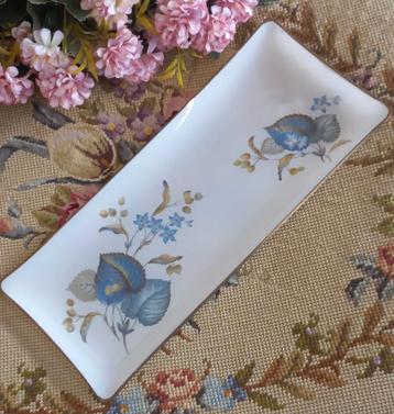 Mooie brocante glazen cakeschaal, melkglas, blauwe bladeren  beschikbaar voor biedingen