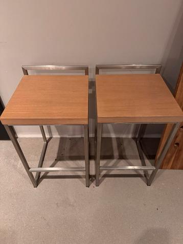 Twee houten barkrukken met rvs frame 38x38 h=67 beschikbaar voor biedingen