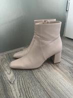 Dames enkellaarsje van MNG. 1 dag gedragen. Maat 39, Kleding | Dames, Schoenen, Ophalen of Verzenden, Zo goed als nieuw, Overige kleuren