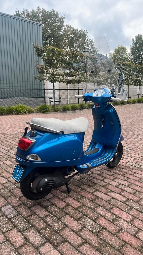 Blauwe vespa, Fietsen en Brommers, Scooters | Vespa, Gebruikt, Overige modellen, Maximaal 45 km/u, Benzine, Ophalen