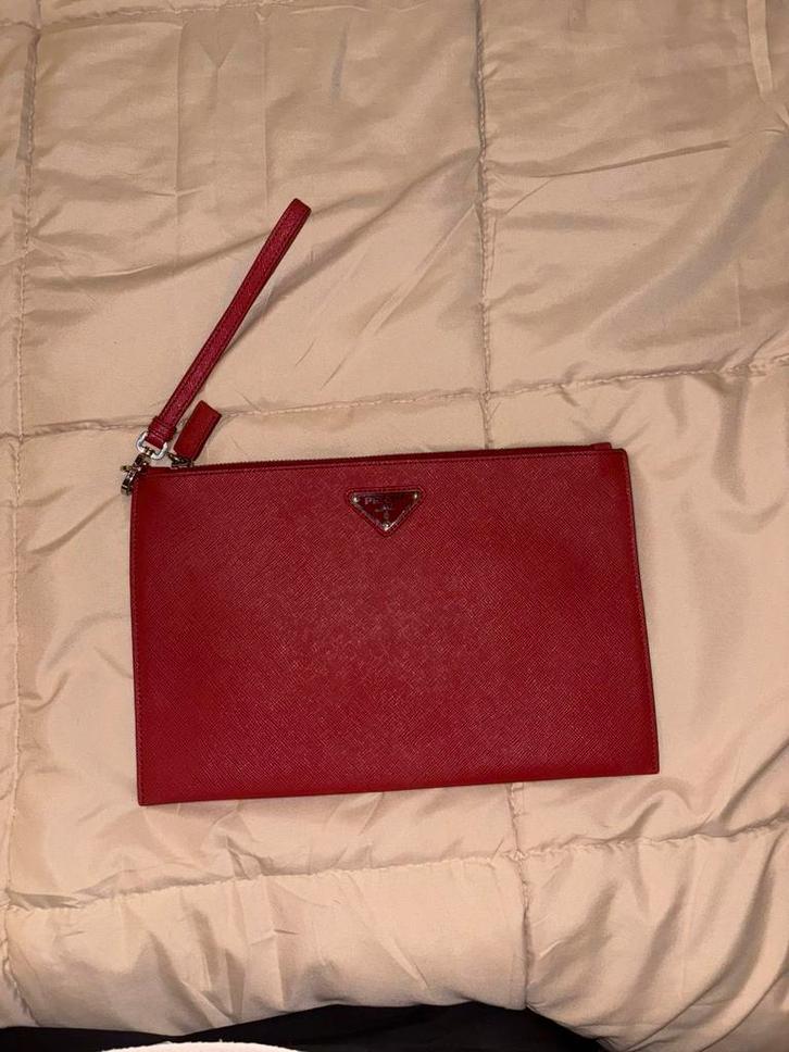 Prada Clutch – Origineel, Rood Saffiano Leer, Sieraden, Tassen en Uiterlijk, Tassen | Schoudertassen, Zo goed als nieuw, Leer