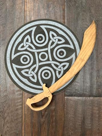 Houten Zwaard en Schild Set beschikbaar voor biedingen
