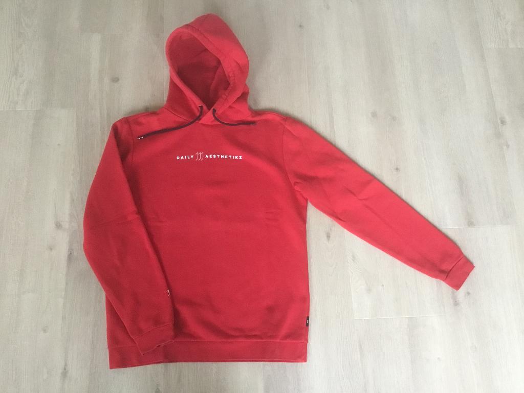 Als nieuw! Rode hoodie Daily Aesthetikz M, Kleding | Heren, Truien en Vesten, Maat 48/50 (M), Ophalen of Verzenden, Zo goed als nieuw