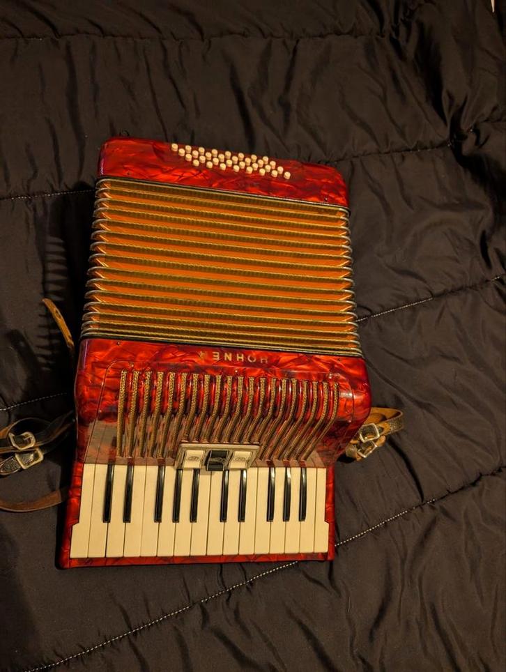 Piano accordeon, Muziek en Instrumenten, Accordeons, Gebruikt, Hohner, Met koffer, Met riemen, Ophalen of Verzenden
