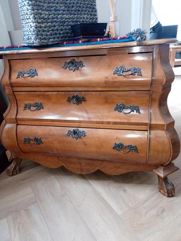 Notenhouten buikkastje uit de jaren 60 beschikbaar voor biedingen