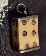Antieke hanger zilver Nepal Tibet bot dobbelstenen talisman, Verzenden, Zilver, Hanger, Met edelsteen