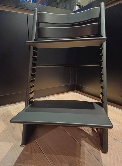 Mooie: Stokke Tripp Trapp Stoel Kleur: zwart mat., Kinderen en Baby's, Kinderstoelen, Zo goed als nieuw, Meegroeistoel, Aanschuifbaar