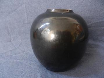 Leuk vaasje Ravelli met zwart glazuur h. 9,8 cm , handgesign beschikbaar voor biedingen