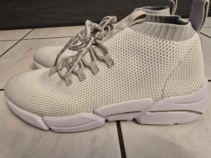 Mooie witte schoenen van het merk Bugatti, maat 41., Kleding | Dames, Schoenen, Zo goed als nieuw, Sneakers of Gympen, Wit, Ophalen of Verzenden