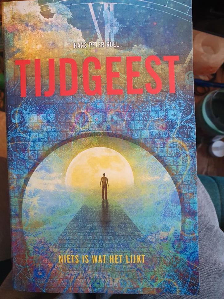 Tijdgeest - Spannend Leesboek, Boeken, Romans, Gelezen, Nederland, Ophalen of Verzenden