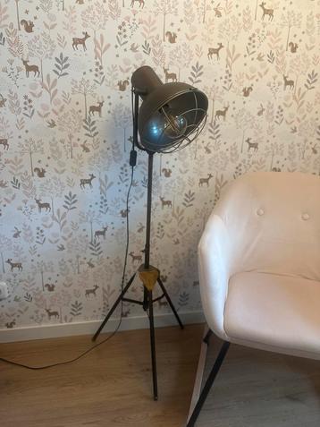 Industriële Vloerlamp beschikbaar voor biedingen