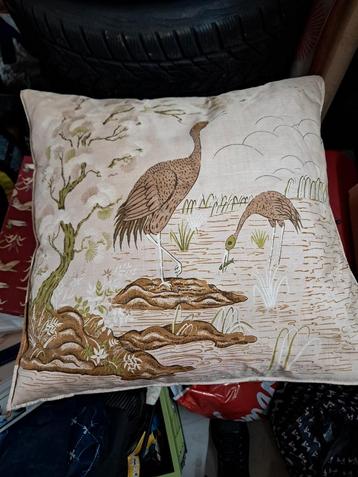 Vintage Sierkussen met Kraanvogels beschikbaar voor biedingen