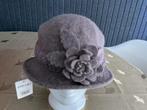 Nieuw bruine hoedje met bloem, Ophalen of Verzenden, Nieuw, One size fits all