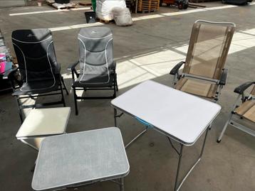 Assortiment tuinstoelen en tafels beschikbaar voor biedingen