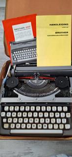 Typemachine met originele papieren en koffer, Diversen, Typemachines, Ophalen, Zo goed als nieuw