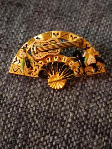 Goudkleurige Waaier Broche met Gitaar beschikbaar voor biedingen