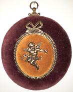 Antiek ovaal schilderijtje met rood vlours,met engeltje, Huis en Inrichting, Woonaccessoires | Wanddecoraties, Ophalen of Verzenden
