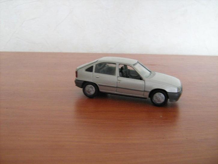 Opel Kadett 5-deurs, GAMA. Schaal 1:43, Hobby en Vrije tijd, Modelauto's | 1:43, Zo goed als nieuw, Auto, Gama, Ophalen of Verzenden