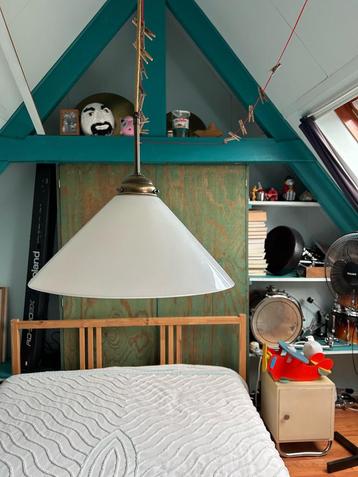 Hanglamp, kap van melkglas, andere delen zijn van metaal. beschikbaar voor biedingen