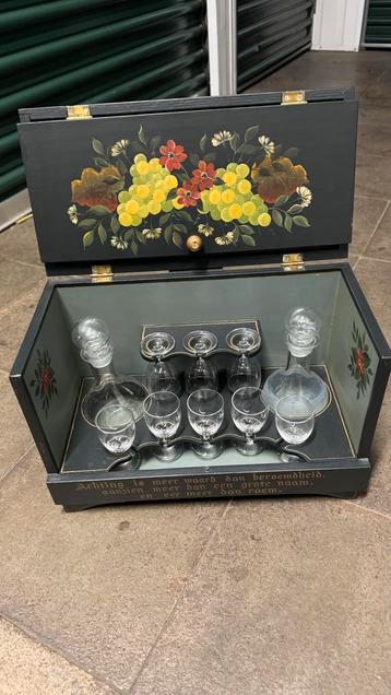 Vintage Handbeschilderde Drankenkist met Karaffen & Glazen beschikbaar voor biedingen