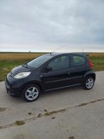 Peugeot 107 1.0 12V 5DR 2010 Zwart urban move, Auto's, Voorwielaandrijving, 4 stoelen, Origineel Nederlands, Handgeschakeld