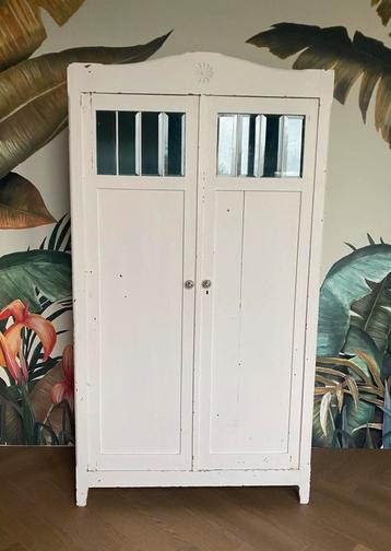 Vintage linnenkast/kledingkast met legplanken beschikbaar voor biedingen