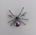 Broche spin met parel donkergrijs bruin, Sieraden, Tassen en Uiterlijk, Broches, Overige materialen, Verzenden, Nieuw, Grijs